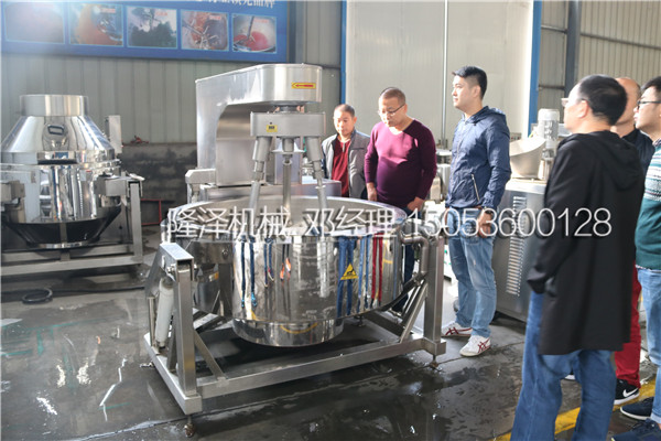 歡迎丹東客戶來廠實地考察大型炒菜機并現(xiàn)場試驗