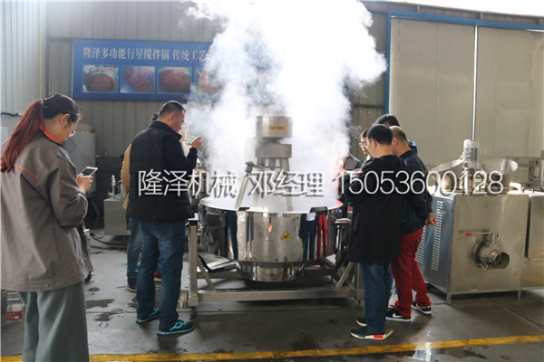 歡迎丹東客戶來廠實地考察大型炒菜機并現(xiàn)場試驗