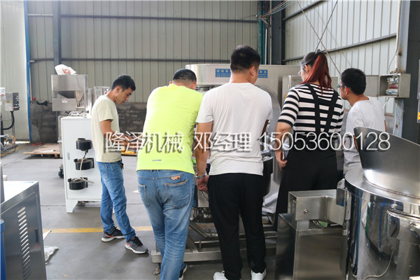 西安客戶參觀隆澤機(jī)械椒鹽核桃設(shè)備生產(chǎn)現(xiàn)場并試機(jī)(附圖)
